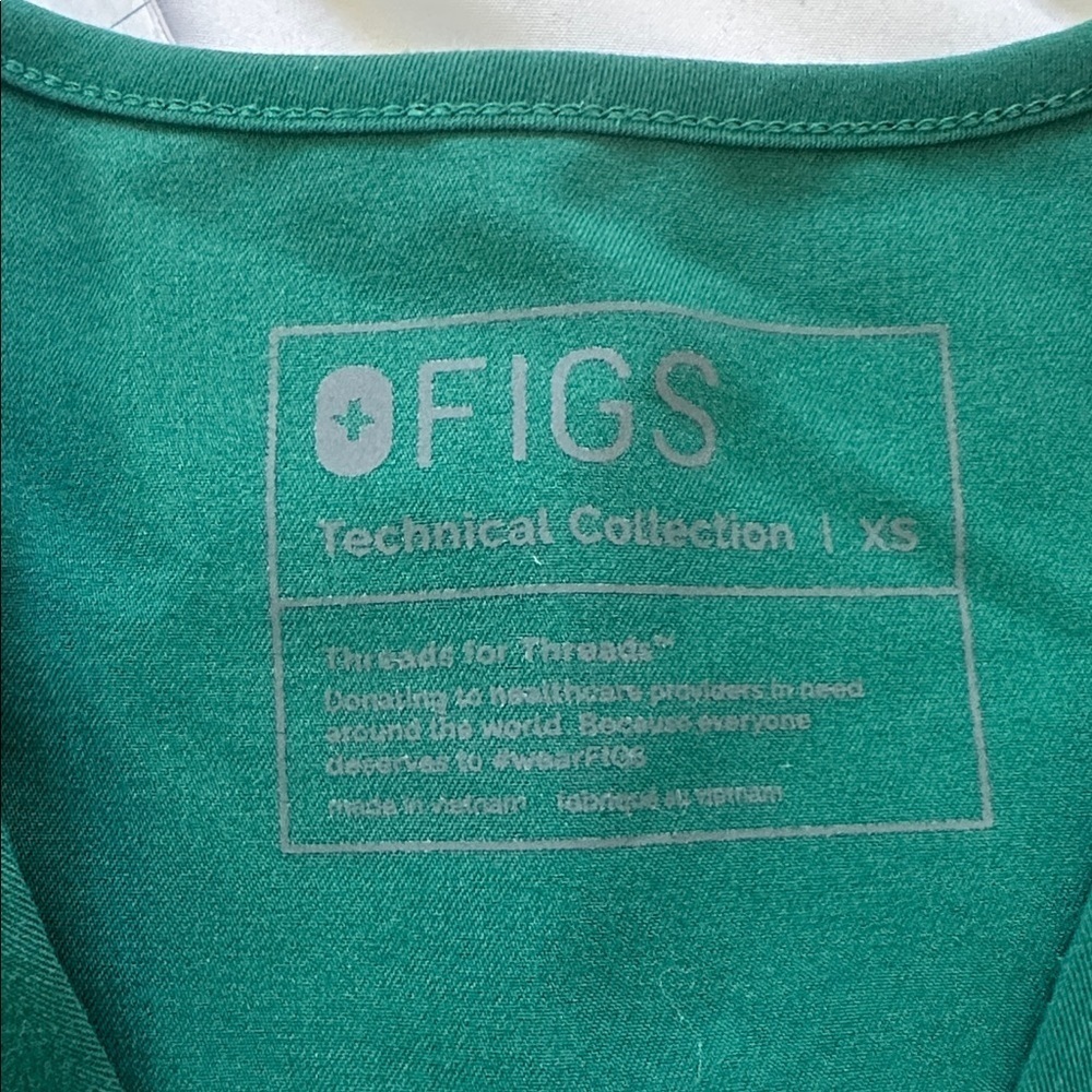 Limited Edition set of Figs Casma  Top and Zamora Jogger pants in Hunter Green - Picture 8 of 13